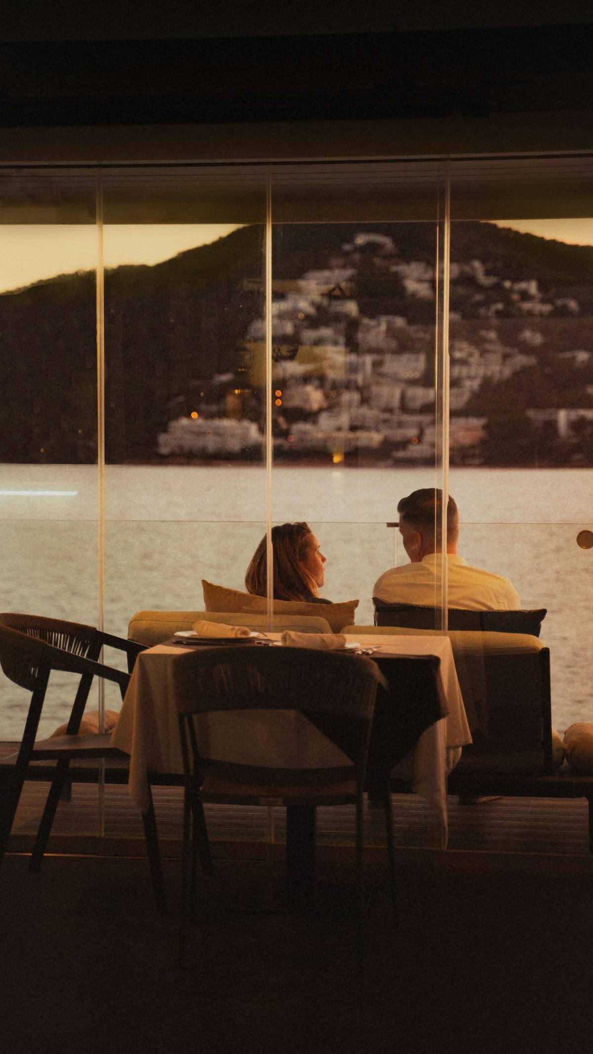 Romantische zonsondergang silhouetten op Ibiza — IbizaLuxeHuur