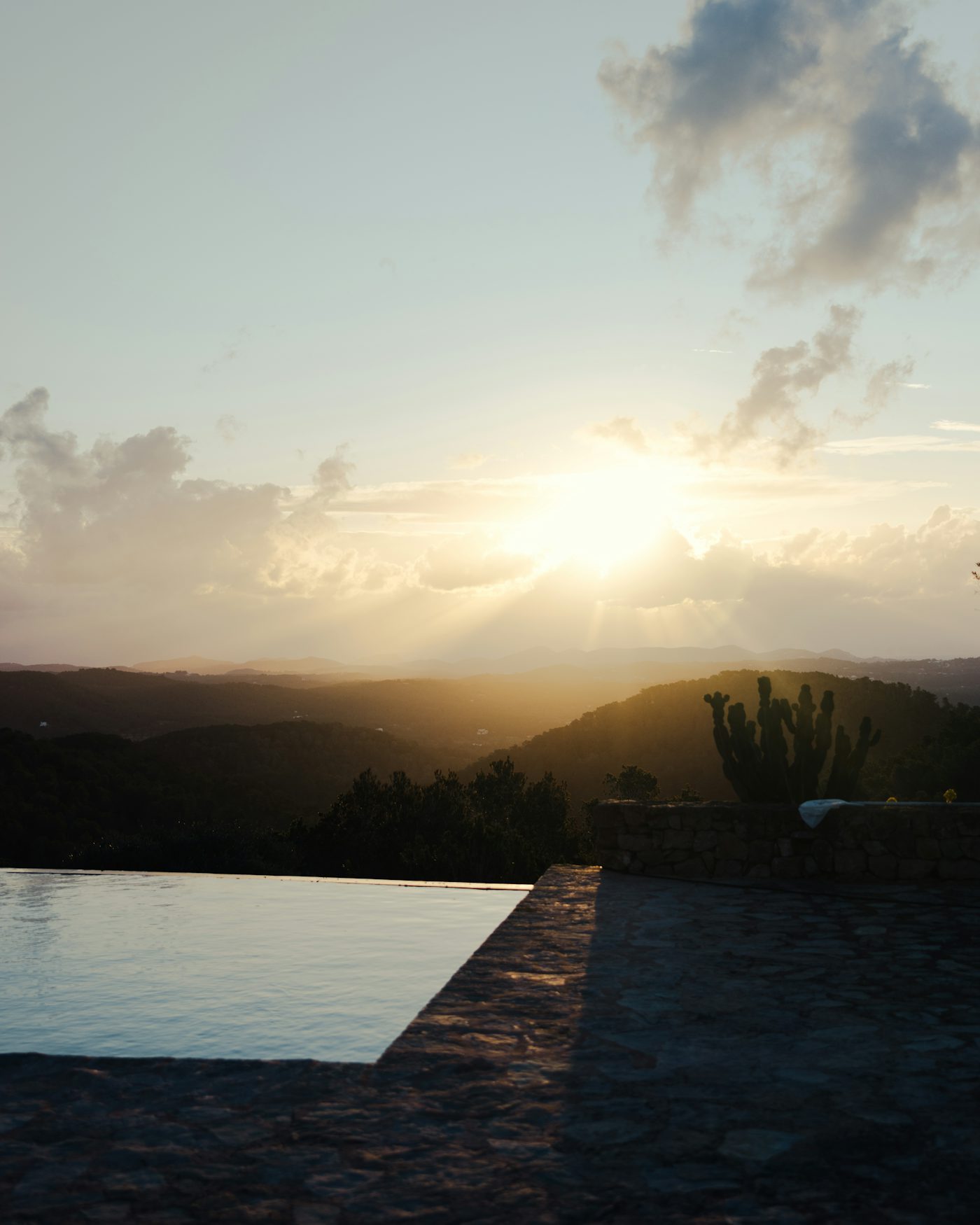 Spectaculaire gouden zonsondergang bij Ibiza — IbizaLuxeHuur